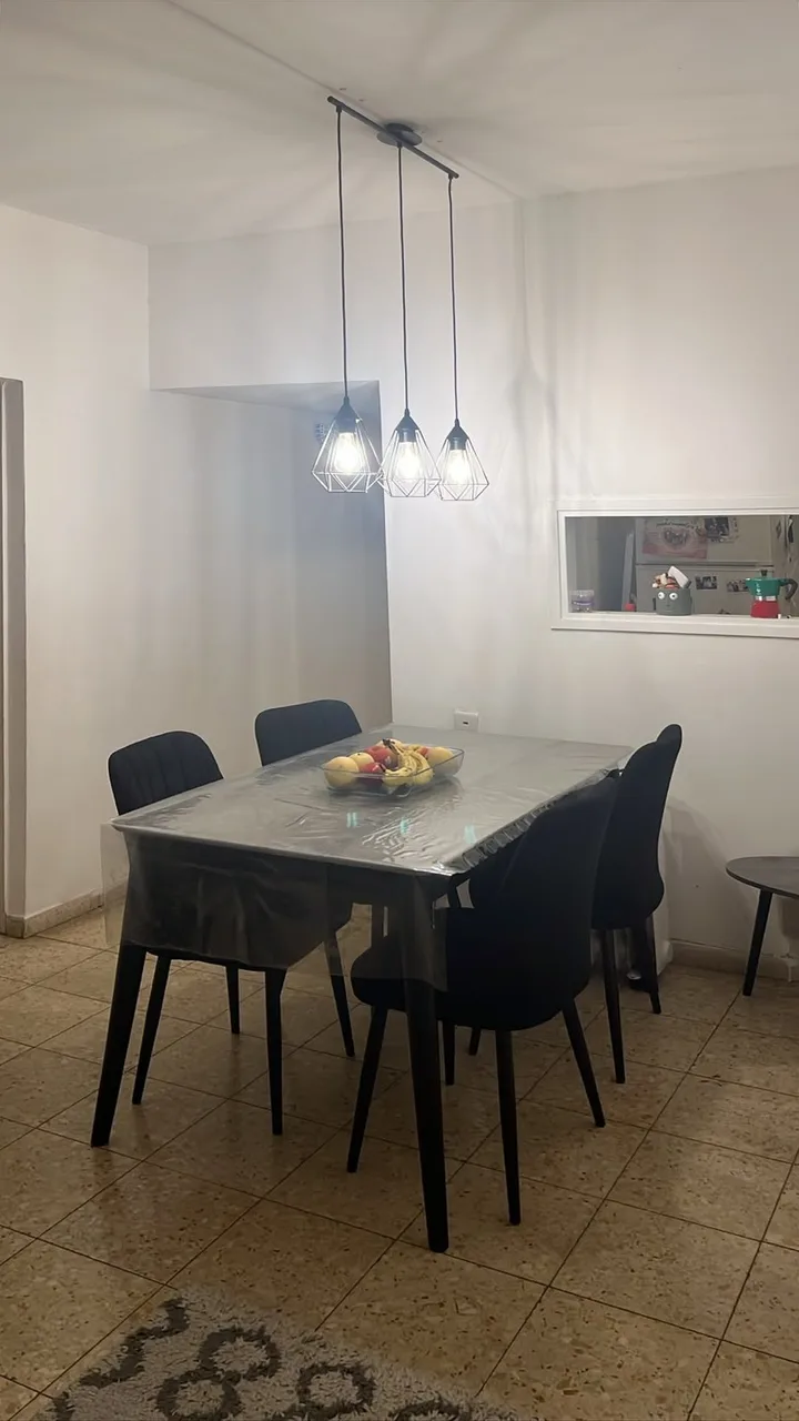 לפני: פינת האוכל ביום, עם מנורת התלייה הישנה